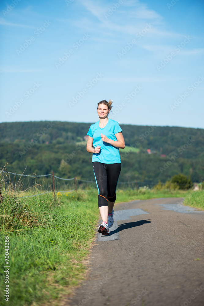 Erwachsene Frau beim Joggen Erwachsene Frau beim Joggen