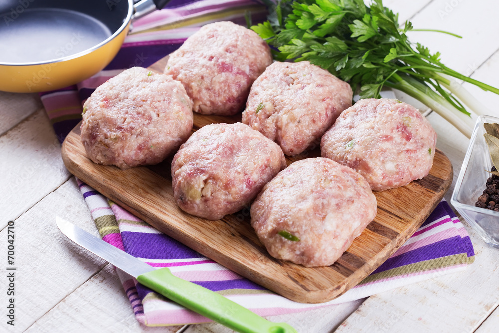 Preparing meatballs