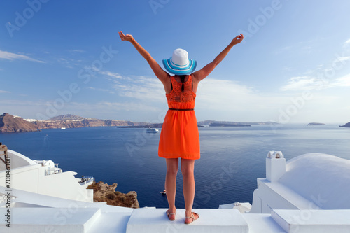 Foto Happy tourist woman on Santorini island, Greece. Travel