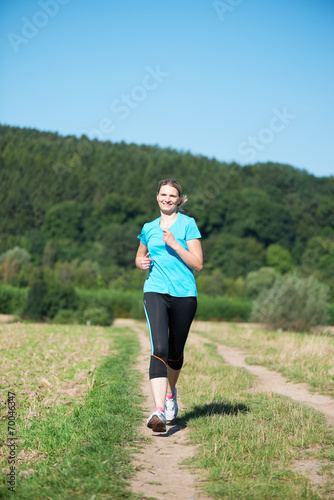 Erwachsene Frau beim Joggen