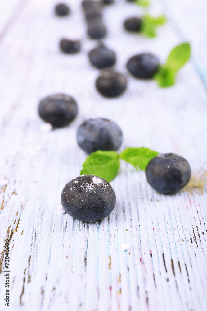 Fototapeta premium Blueberries on wooden background closeup