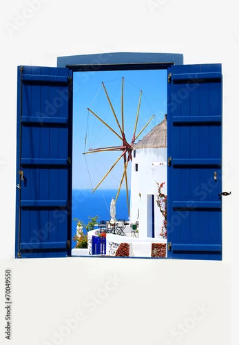 Fototapeta Otwiera tradycyjnego Greckiego błękitnego okno na Santorini wyspie, Grecja