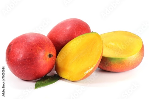 Mangos isoliert auf weißem Hintergrund