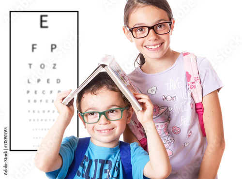 Bambini con occhiali e tabella per il controllo della vista photo