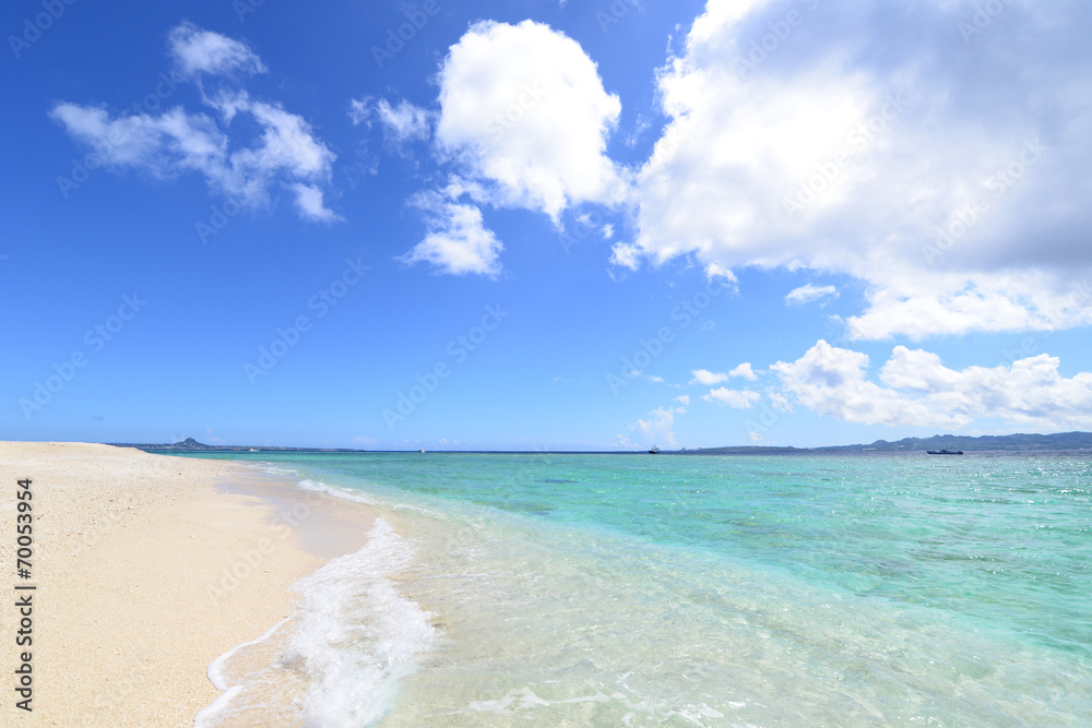 Obraz premium 南国沖縄の綺麗な珊瑚の海と夏空