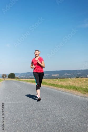 Erwachsene Frau beim Joggen