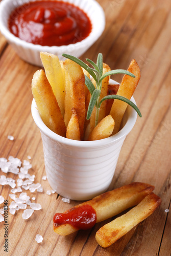 porzione patate fritte con ketchup photo