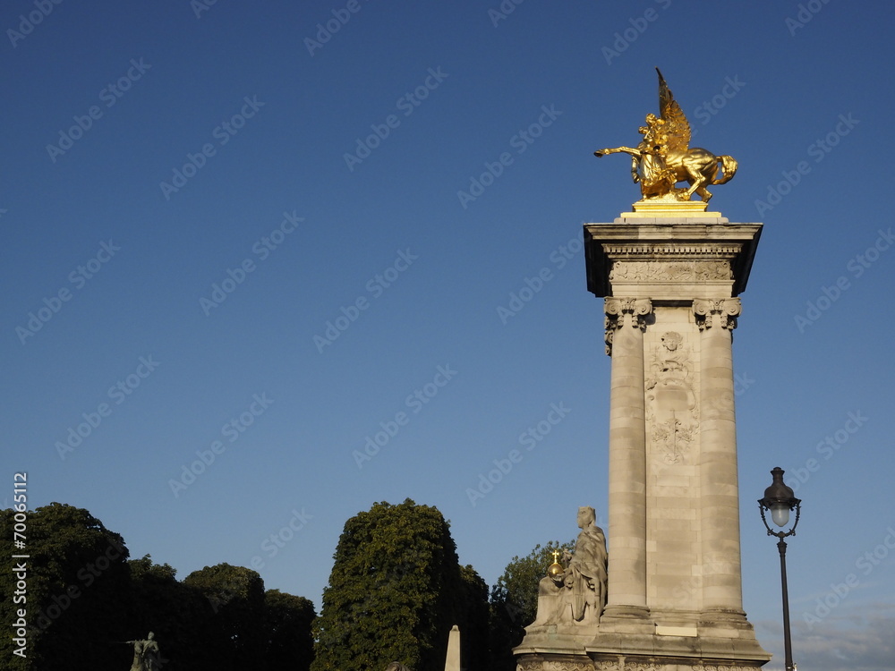 Fototapeta premium Puente de Alejandro III en París