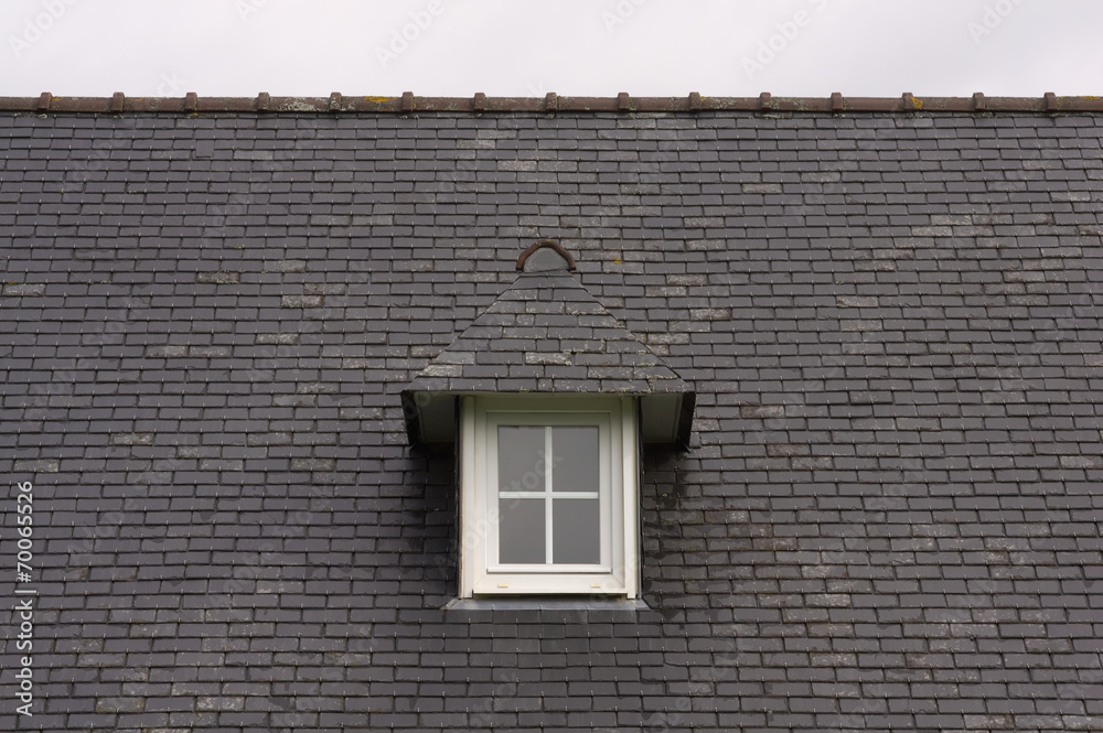 Schieferdach mit kleiner Walmgaube und PVC-Fenster Schieferdach mit kleiner Walmgaube und PVC-Fenster
