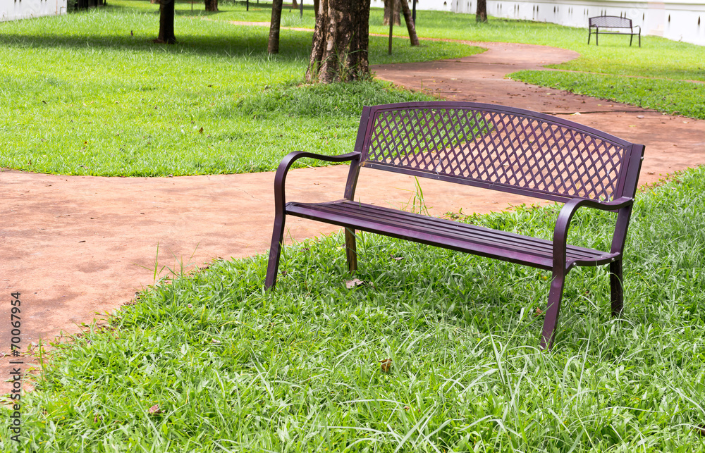 wooden park bench at the public park image wooden park bench at the public park image