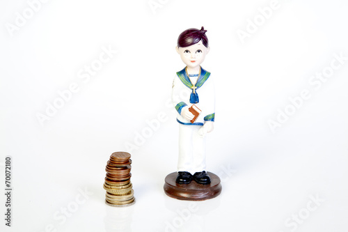 Figura de primera comunión junto a monedas