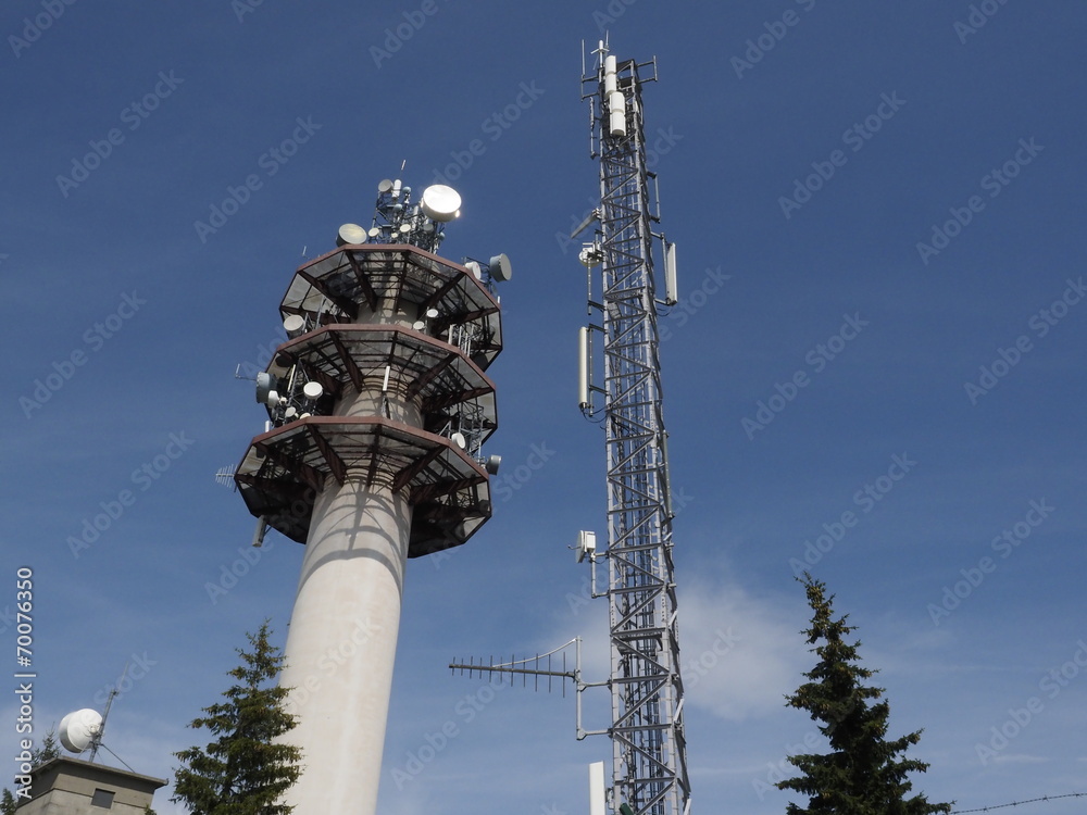 Torre de telecomunicaciones en el Salève (Francia) Torre de telecomunicaciones en el Salève (Francia)