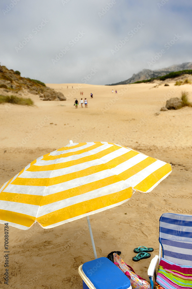 Sombrilla en la duna de Bolonia, Tarifa, Cádiz, España Sombrilla en la duna de Bolonia, Tarifa, Cádiz, España