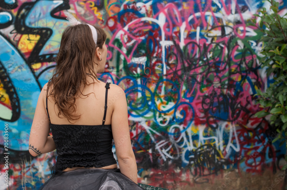 Naklejka premium ragazza con sfondo graffito