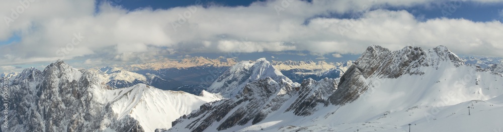 Obraz premium Panorama ośnieżonych szczytów górskich w niemieckich Alpach