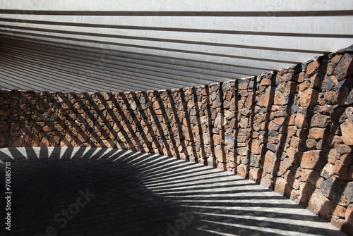 Pavillon aus Stein und Beton mit geometrischem Schatten