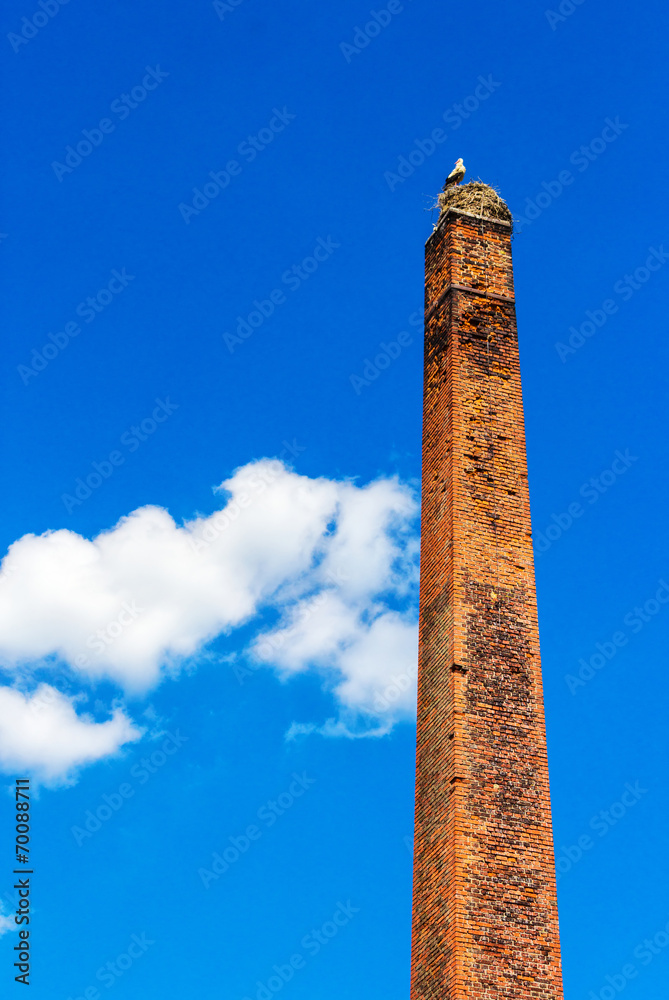 Storchennest auf altem Fabrikschornstein in Ribbeck im Havelland