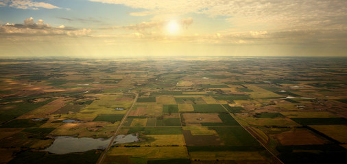 Fototapete Luftbild Sonnenaufgang über weiten Ackerfeldern  © Patrick Ziegler