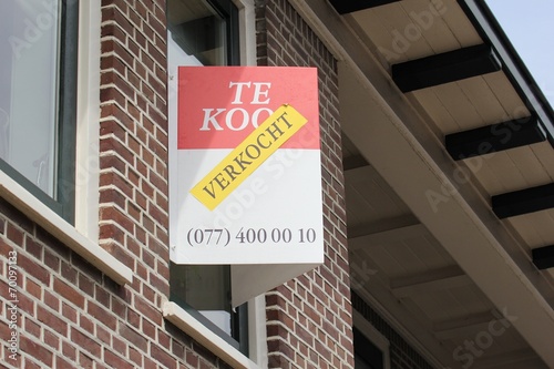 Schild eines Immobilienmaklers mit Hinweis 'verkauft' in den Niederlanden photo