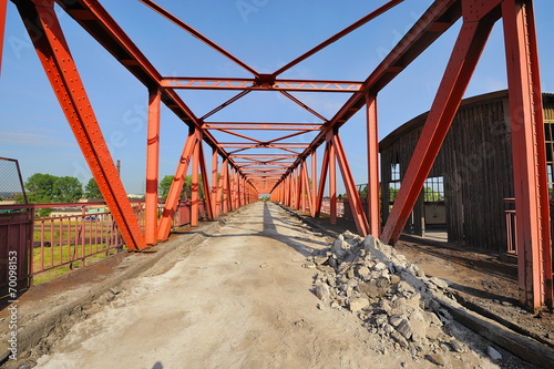 Kratowy most drogowy, w remoncie