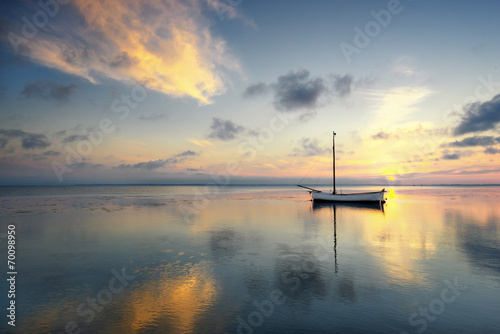 Morze,  łódż rybacka w małym porcie © janmiko