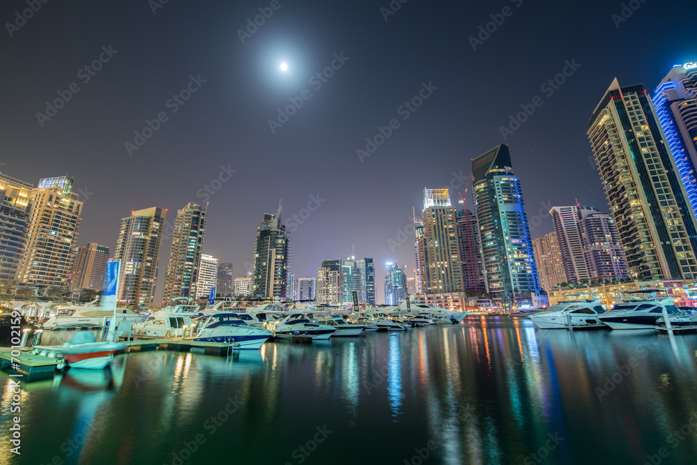 Naklejka premium Dubai marina skyscrapers during night hours