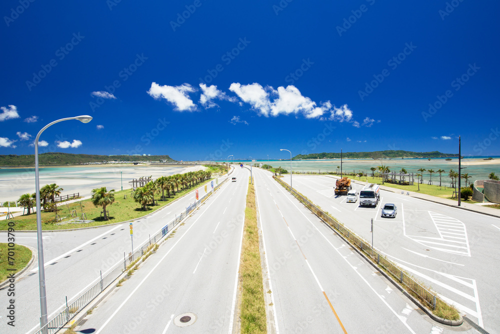 Fototapeta premium 沖縄の海・海中道路