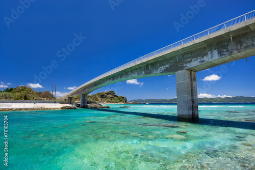 沖縄の海・慶留間大橋