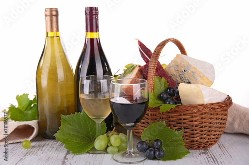 Fototapeta Naklejka Na Ścianę i Meble -  wine, grape and cheese