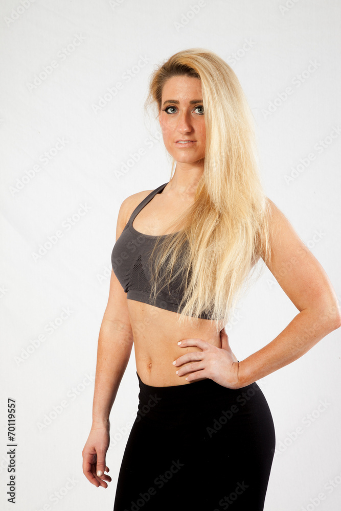 Naklejka premium Blond woman in exercise outfit looking at the camera
