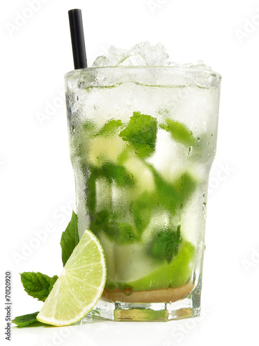 Mojito Cocktail mit Minze und Limone - Freigestellt photo