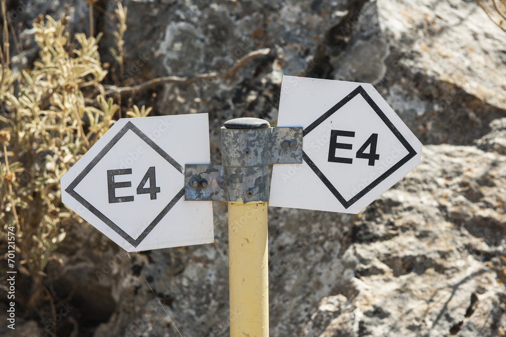 Europäischer Fernwanderweg E4 auf Vrissinas (Rethymnon), Kreta, Griechenland Europäischer Fernwanderweg E4 auf Vrissinas (Rethymnon), Kreta, Griechenland