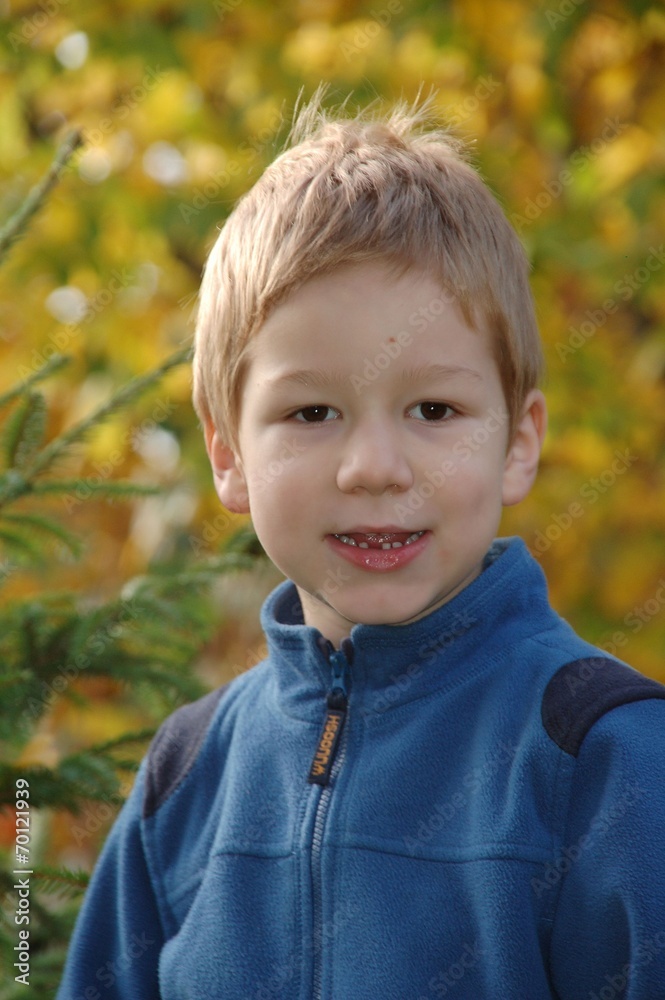 Kind im Herbstwald Kind im Herbstwald