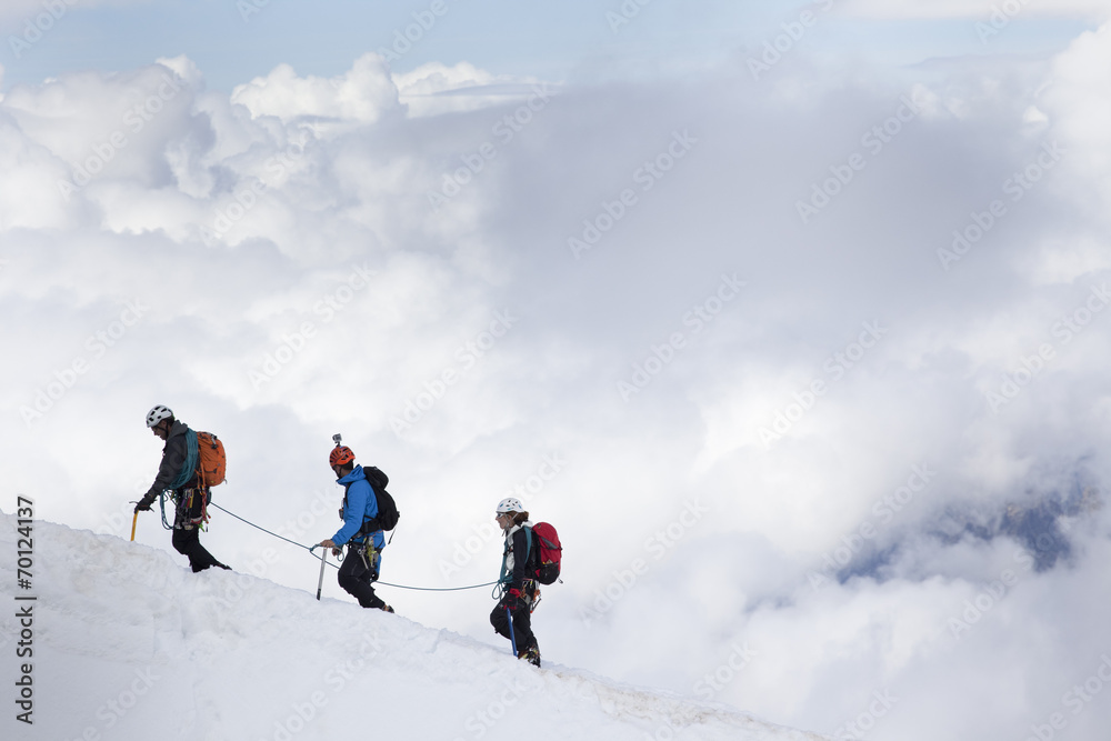 alpinisti in cordata sul Monte Bianco alpinisti in cordata sul Monte Bianco