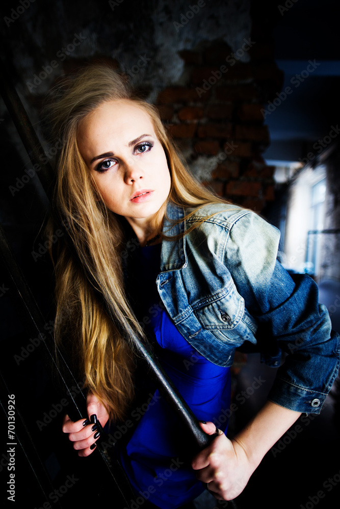 Naklejka premium beautiful girl in jeans jacket