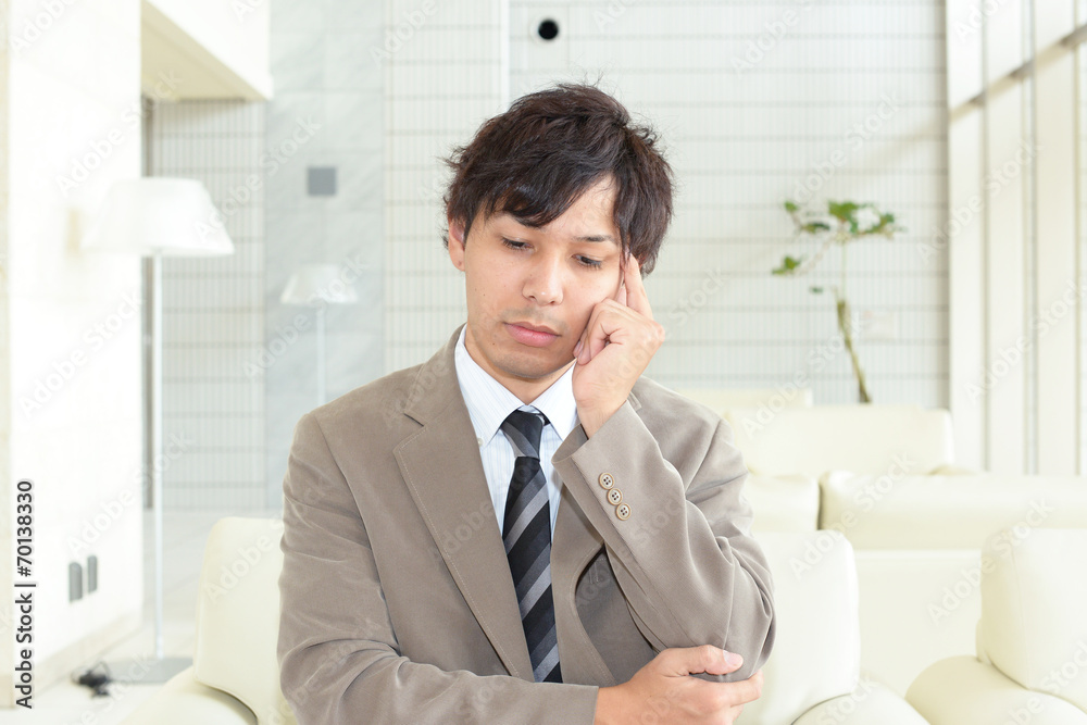 疲れた表情のビジネスマン 疲れた表情のビジネスマン