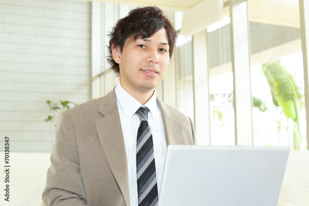 PCで仕事中の男性 PCで仕事中の男性