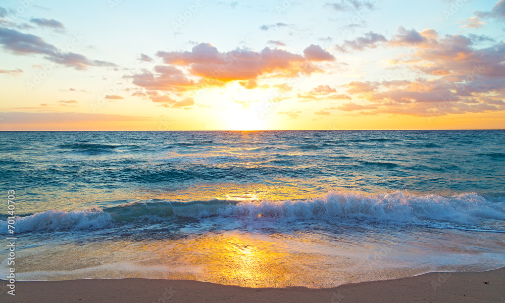 Naklejka premium Wschód słońca nad oceanem w Miami Beach na Florydzie.