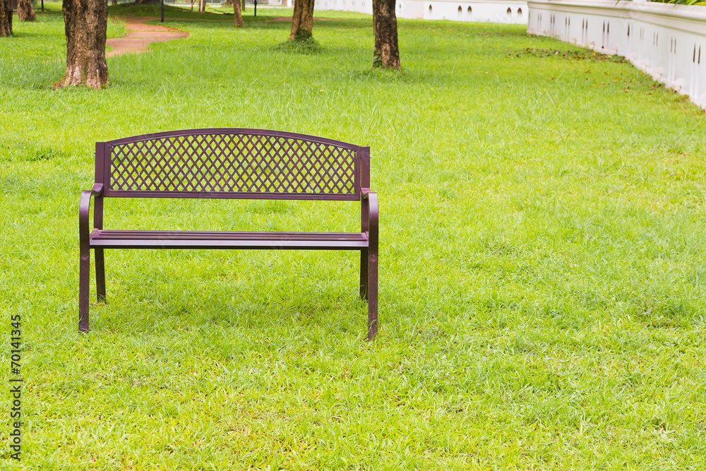 wooden park bench at the public park image wooden park bench at the public park image