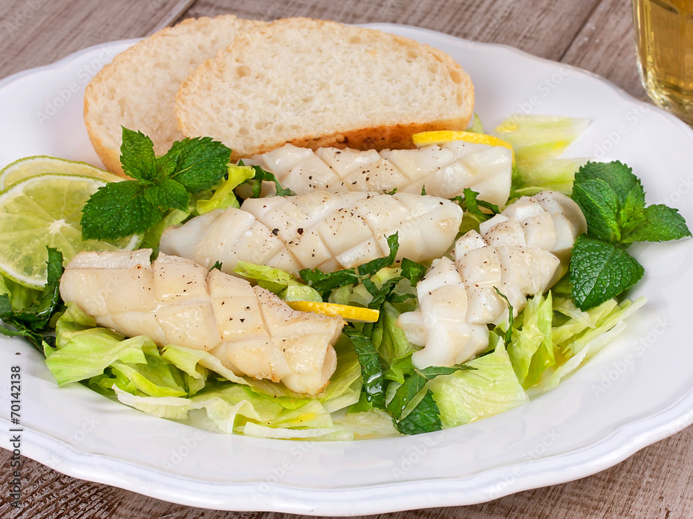 Calamari with green salad and lemon Calamari with green salad and lemon