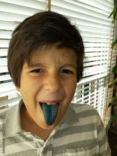 Bambino con lingua blu