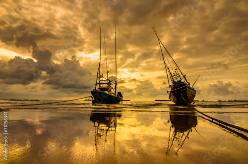 Fototapeta Naklejka Na Ścianę i Meble -  Fishing sea boat and Sunrise