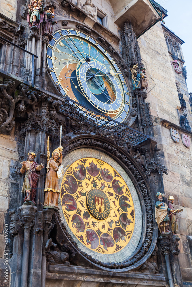 historischer Rathausturm in Prag mit astronomischer Uhr