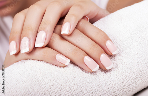 Fotografia Beautiful woman's nails with french manicure.