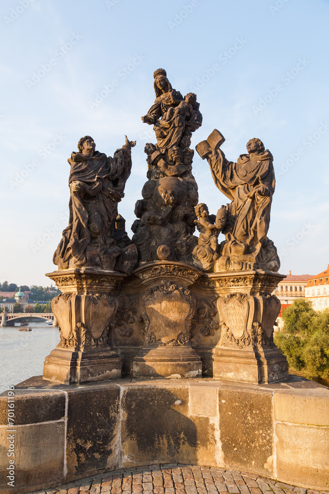 antike Skulpturen auf der Karlsbrücke in Prag