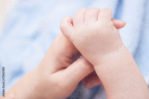Manos de madre y bebé
