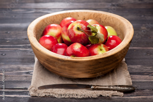 Fotografía Red apples in rustic bowl