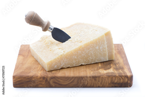 formaggio grana su tagliere rettangolare con coltello