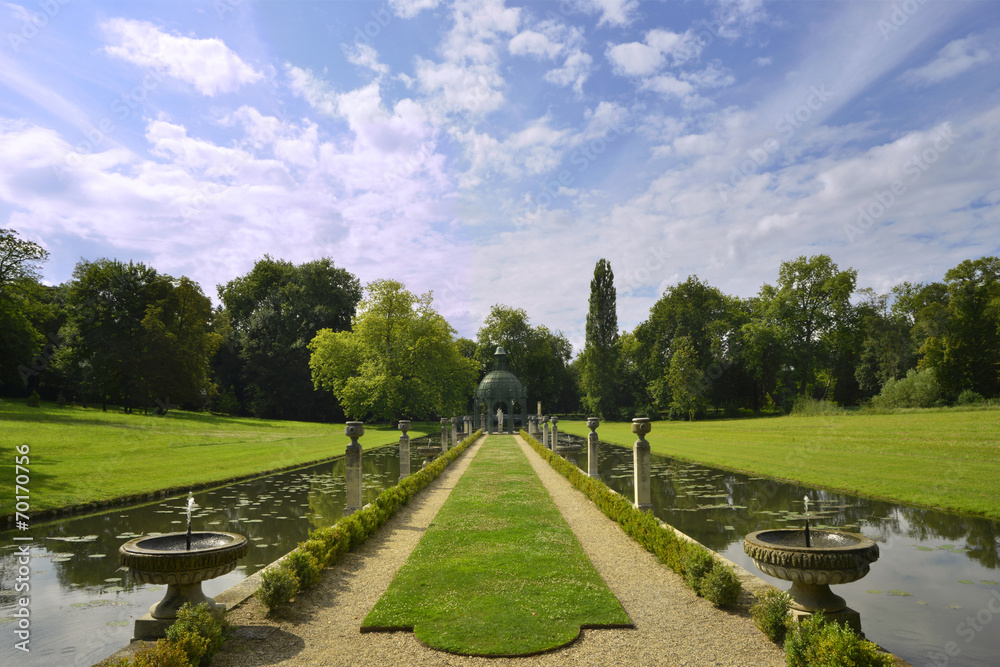 Perspective sur le jardin anglais du château de Chantilly (60500), département de l'Oise en région des Hauts-de-France, France