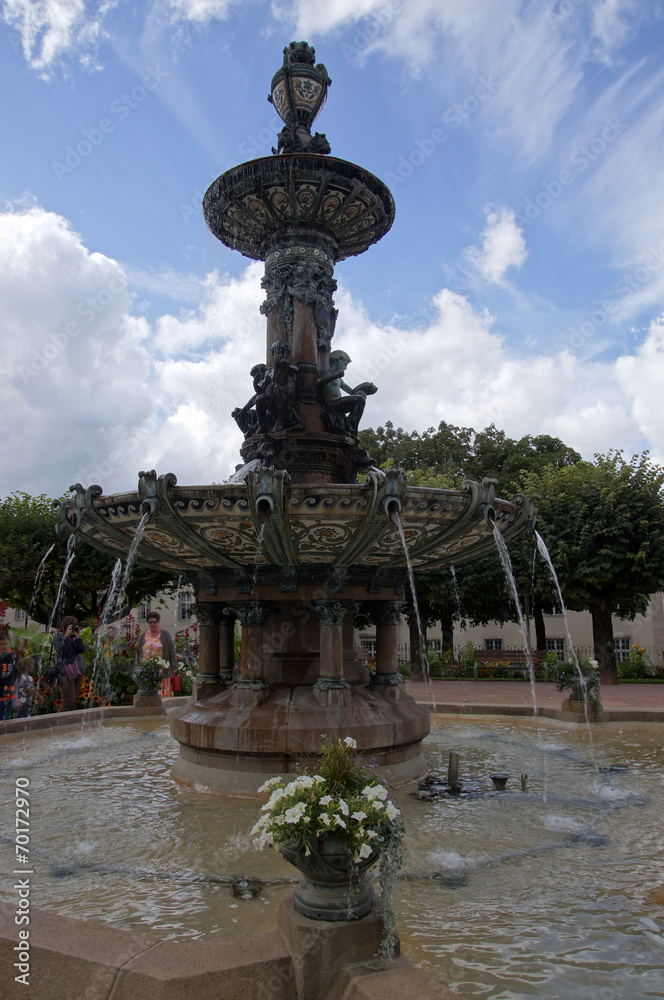 fontaine de porcelaine, bronze et granit - Mairie de Limoges